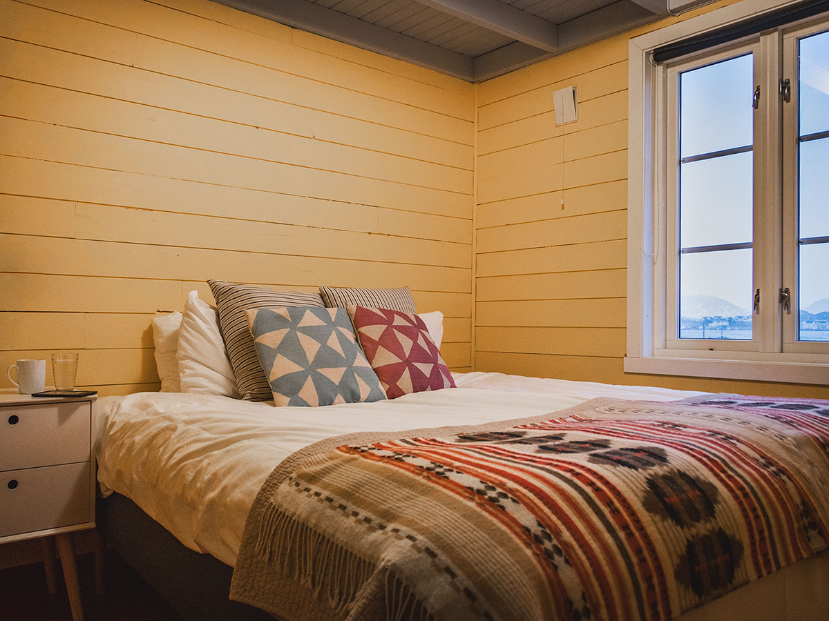 Double bedroom in Havly Lofoten Retreat cabin with minimalist design.