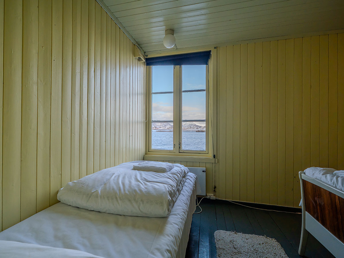 Shared room with single beds and fjord view – Havly Lofoten Retreat, Lofoten.