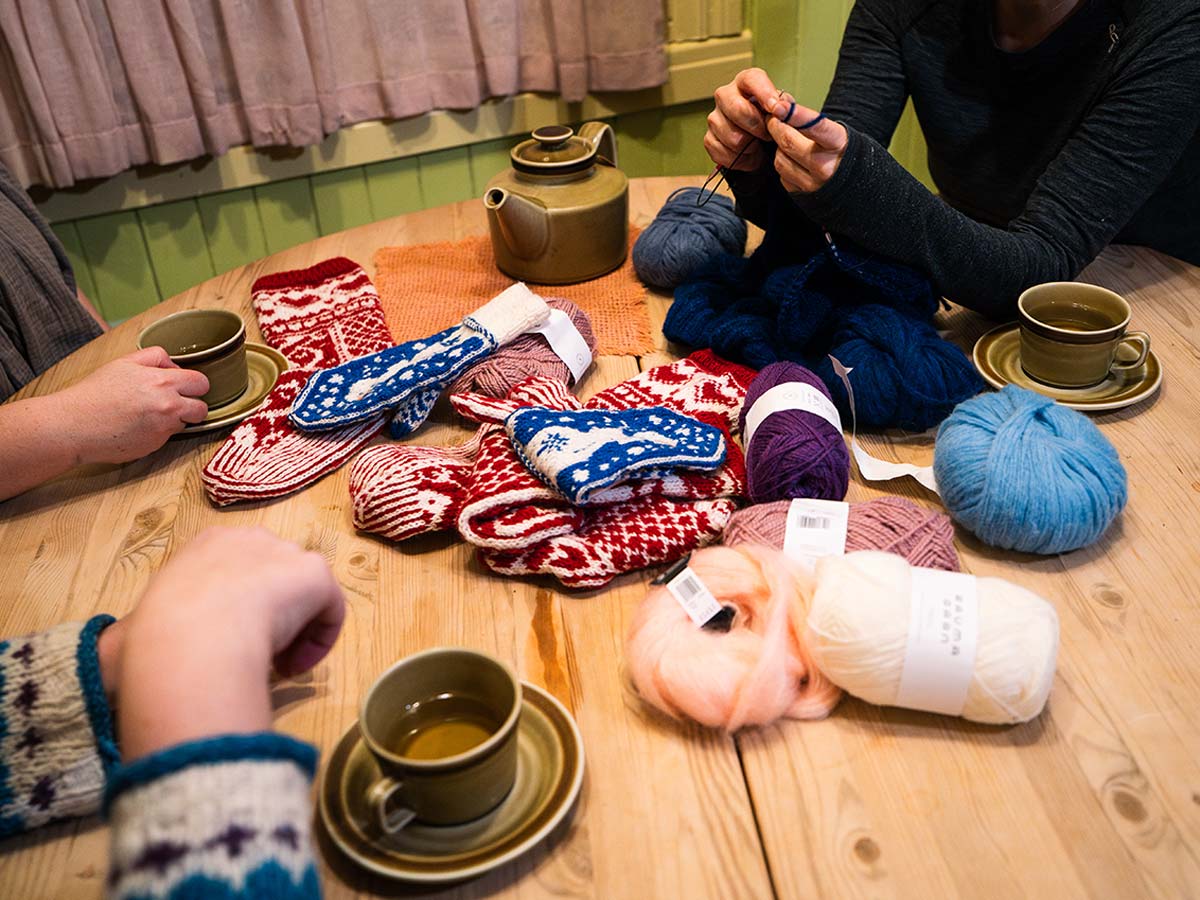 Knitting workshop with wool and tea – Havly Lofoten Retreat cultural activity.